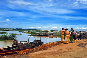 Trục xuất tất cả tàu thuyền khai thác khoáng sản ra khỏi lòng hồ Biển Lạc