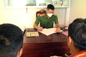 Tuyên dương 2 học sinh, sinh viên nhặt tiền trả lại người bị mất