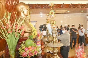 Thủ tướng dâng hương tưởng niệm Bác Hồ và thăm Trường Dục Thanh, Phan Thiết