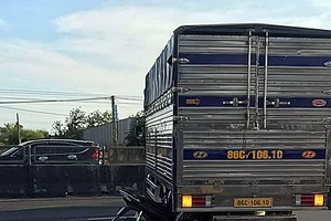 Tông vào hông xe tải đang lùi, một người tử vong 