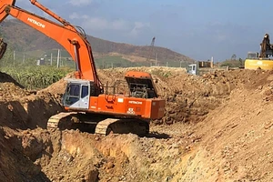 Đơn vị thi công cao tốc chặn dòng chảy, hàng ngàn dân thiếu nước