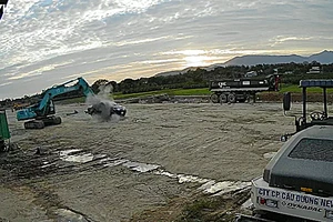 Kinh hoàng: Tài xế dùng gàu xe múc đập nát ô tô có người ngồi bên trong