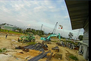 Ngày thử việc đầu tiên, lái xe máy múc đã đập nát ô tô có người ngồi bên trong