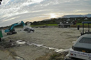 Khởi tố kẻ điều khiển máy xúc đập nát ôtô có người ngồi trong xe