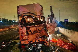 Đầu xe tải biến dạng sau vụ va chạm mạnh. Ảnh: PĐ