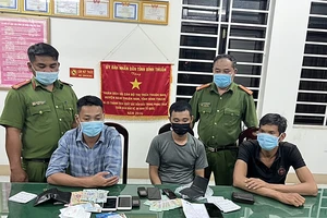 Từ các tờ rơi quảng cáo, phát hiện nhóm cho vay lãi nặng ở Bình Thuận