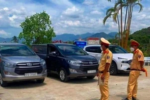 Tạm giữ 1 trong 2 xe Innova có cùng biển số 51G-319.87 đậu cạnh nhau