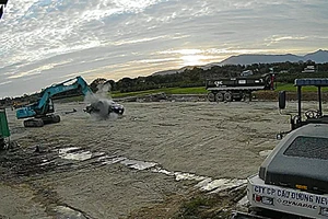 Xét xử lái xe máy xúc đập nát ôtô có người ngồi trong xe 