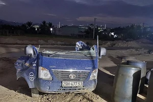 Tài xế dùng máy xúc đập nát ôtô có người bên trong bị phạt 2,5 năm tù