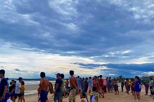 Tắm biển gặp sóng lớn, bé trai 11 tuổi tử vong