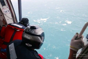 Trực thăng Hải quân tham gia tìm kiếm 8 thuyền viên Bình Thuận mất tích trên biển 