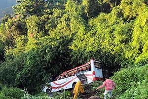 Xe khách chở 23 người lao xuống vực trên đèo Đại Ninh