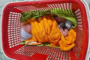 Bé trai 2 ngày tuổi bị bỏ trong giỏ nhựa để trước trạm y tế xã 