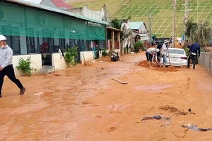 Bình Thuận: Lũ cát từ khu biệt thự đổ xuống lấp mặt đường