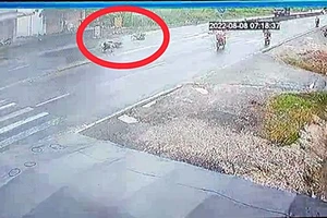 Va chạm với xe máy, người phụ nữ 60 tuổi bán vé số tử vong