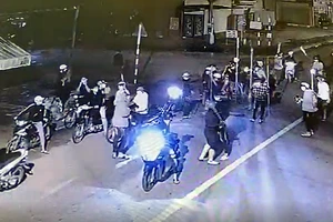 Truy bắt nhóm hơn 50 thanh niên hỗn chiến bằng hung khí, bom xăng