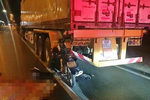 Xe máy tông dính chặt vào đuôi container, nam thanh niên tử vong