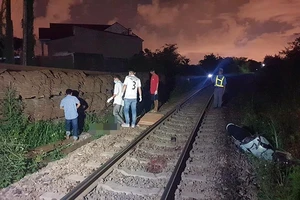 Vượt rào chắn đường sắt, 1 người bị tàu hỏa tông chết