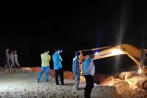 Huy động tối đa phương tiện tìm kiếm 3 công nhân bị cát vùi lấp ở Bình Thuận