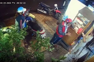 Tạm giữ 2 người chuyên tráo, lận tiền ở tiệm tạp hóa, xe bánh mì 