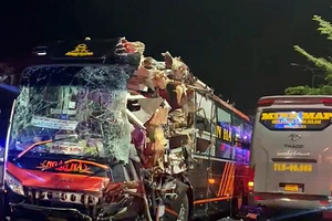 Xe giường nằm tránh ô tô đang đậu, tông vào 3 xe khách chạy ngược chiều