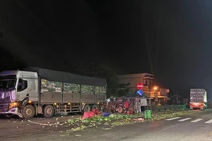 3 xe tải tông liên hoàn trên Quốc lộ 1A, hai vợ chồng thương vong