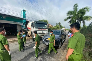 Tạm dừng phiên tòa vụ chặn xe bê tông vào đổ cho công trình 