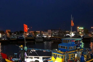 Tàu cá bị tàu vận tải đâm chìm, 8 thuyền viên may mắn được cứu sống