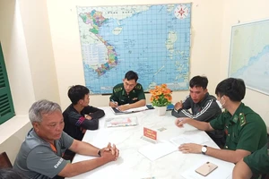 Cứu sống 4 ngư dân lênh đênh trên biển hơn 8 giờ