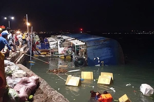 Tàu Hoàng Thiên 99 bị lật ở cảng Phan Thiết