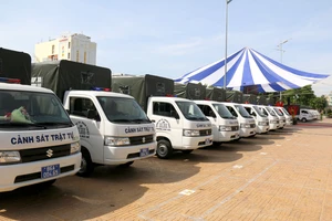 Bàn giao 18 ô tô chuyên dụng cho công an phường, xã ở Phan Thiết