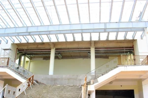 Nhà hát 200 tỉ đồng dùng thiết kế của 12 năm trước, ở sát biển lại lợp tôn