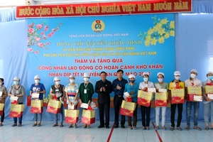 Phó Chủ tịch Quốc hội trao 1000 phần quà Tết tại Bình Thuận