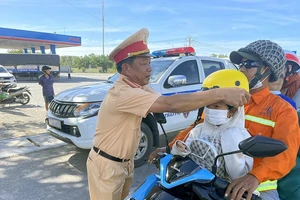 CSGT Bình Thuận tặng quà, mũ bảo hiểm cho bà con đi xe máy về quê ăn Tết