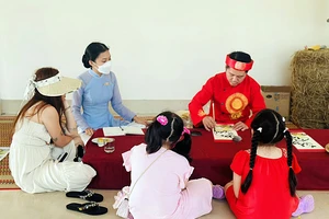 Trung tá công an hóa thân thành ông đồ thư pháp