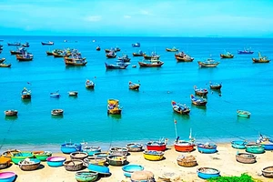 Sau nhiều lần bị phản ánh cân gian, phường sẽ dẹp các lều bạt ở làng chài Mũi Né