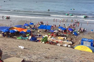 Phạt tiền tiểu thương dùng cân gian bán hải sản tại làng chài Mũi Né