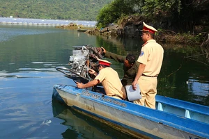 Tạm giữ thuyền chở du khách trái phép, livestream trên lòng hồ Đa Mi 