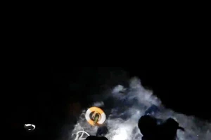 Tìm kiếm 4 thuyền viên và tàu sà lan gặp nạn trên biển Phú Quý 