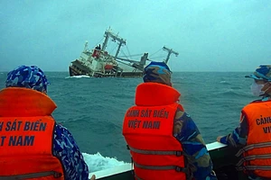 Tàu hàng chìm gần mỏ Sư Tử Đen, 2 người đang mất tích