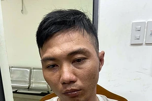 Cảnh sát nổ nhiều phát súng bắt giữ kẻ cướp giật