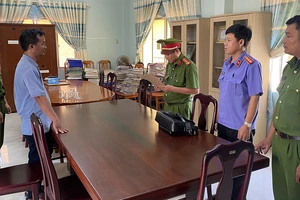 Thêm 1 quản lý thị trường bị bắt vì nhận tiền cơ sở gạch ngói ở Bình Thuận