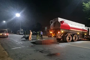 Xe máy tông vào bồn đang rẽ vào cây xăng, 2 người tử vong 