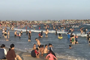 Công an bày cách nhận diện dòng chảy xa bờ khi tắm biển