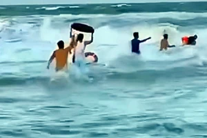 Cha tử vong khi lao xuống biển cứu con gái bị sóng cuốn 