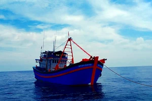 Phát hiện một tàu cá 'cõng' 2 thiết bị giám sát của 2 tàu 'ma' trên biển