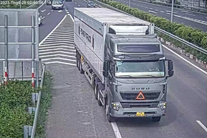 CSGT trắng đêm truy lùng xe container chạy lùi trên cao tốc Long Thành-Dầu Giây
