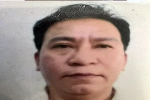 Người dùng thanh kim loại đánh vào mặt bạn 14 năm trước ra đầu thú