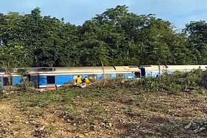 Tàu lửa SE2 bị trật bánh ở Bình Thuận, đường sắt gián đoạn nhiều giờ