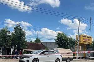 Nhóm thanh niên đi 2 ô tô nổ súng vào tiệm cầm đồ 